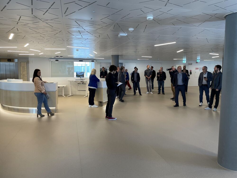 Durchgangsbereich im KSB: diverse Sensoren und Indikatoren an der Decke. (Foto: Peter Warthmann)